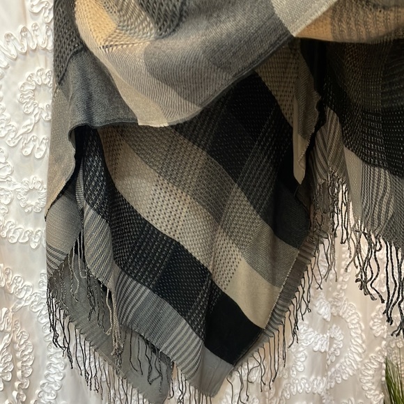 Accessory ST black,tan & gray double layer shawl, 2 latch/hook front, one size - Picture 7 of 7
